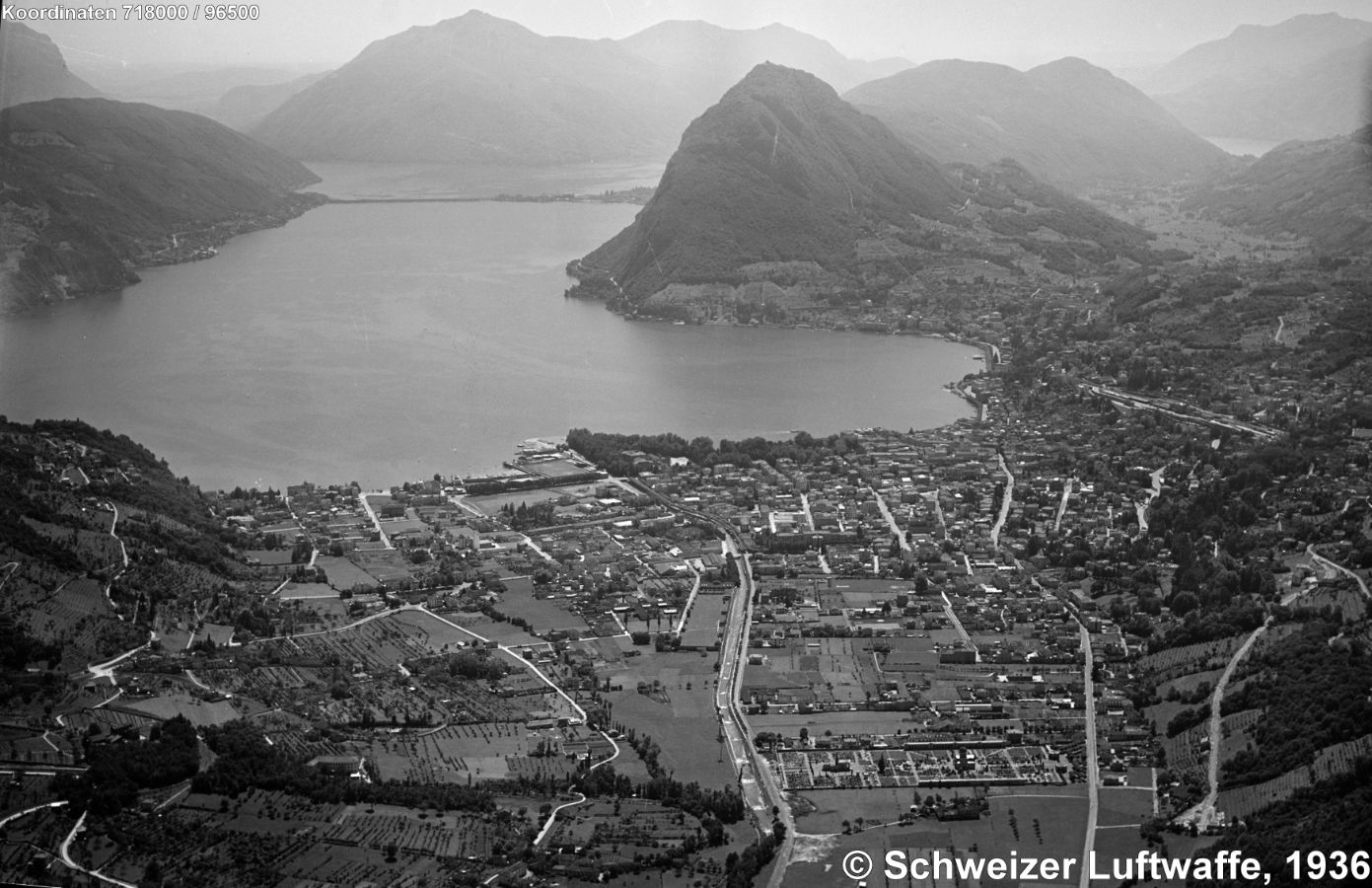 Lugano 1936 : Blick südwärts zum Damm von Melide; Monte San Salvatore; gegen obere rechte Bildecke Richtung Caslano. - Erste Spuren als Fischer- und Bauerndorf im 10. Jahrhundert. Im Mittelalter Herrschaftsgebiet der Herzöge von Mailand. Von 1403-1515 schrittweise Vorherrschaft der Eidgenossen als Untertanengebiete. Ende dieses Status um 1798 (Franz. Revolution) und ab 1803 vollwertiger Kanton.